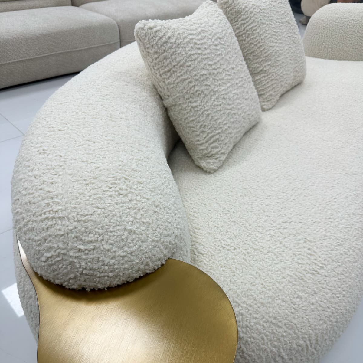 White Pea-shaped Sofa With Integrated Side Tables